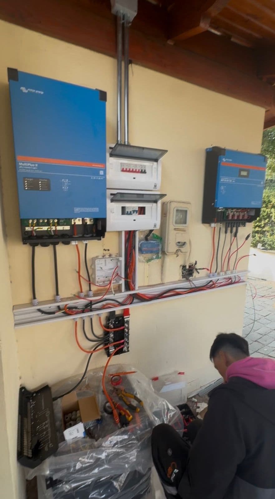 Técnico certificado instalando equipo solar