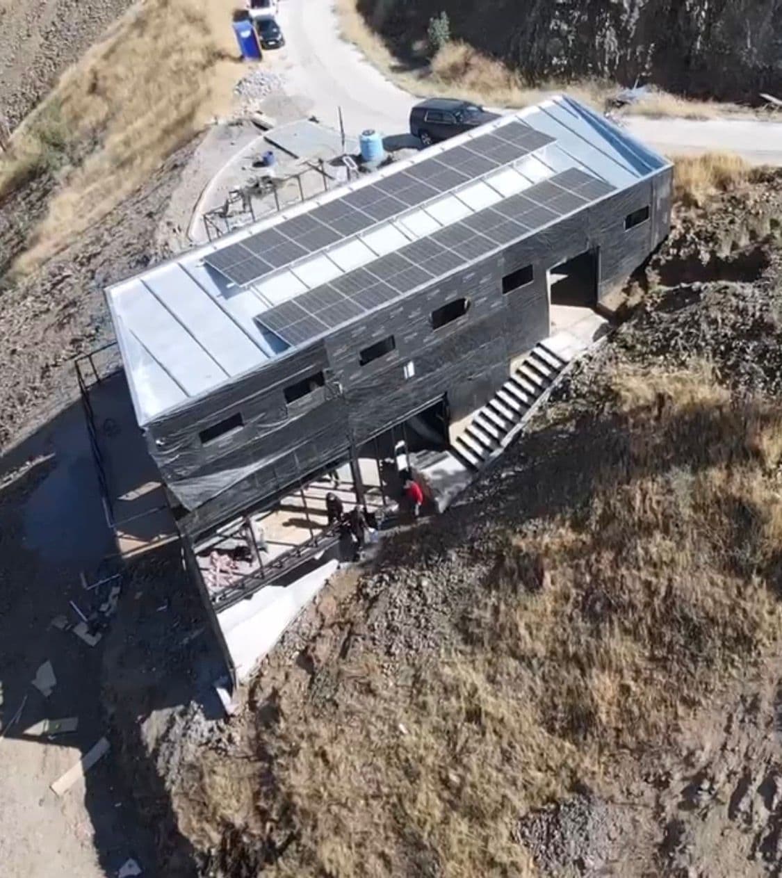 Casa moderna con instalación solar, vista aérea