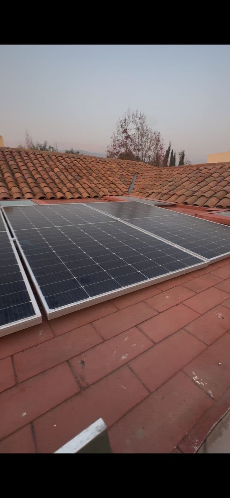 Paneles solares sobre tejas, primer plano